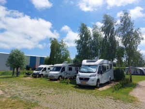 De camping heeft ook enkele camperplaatsen